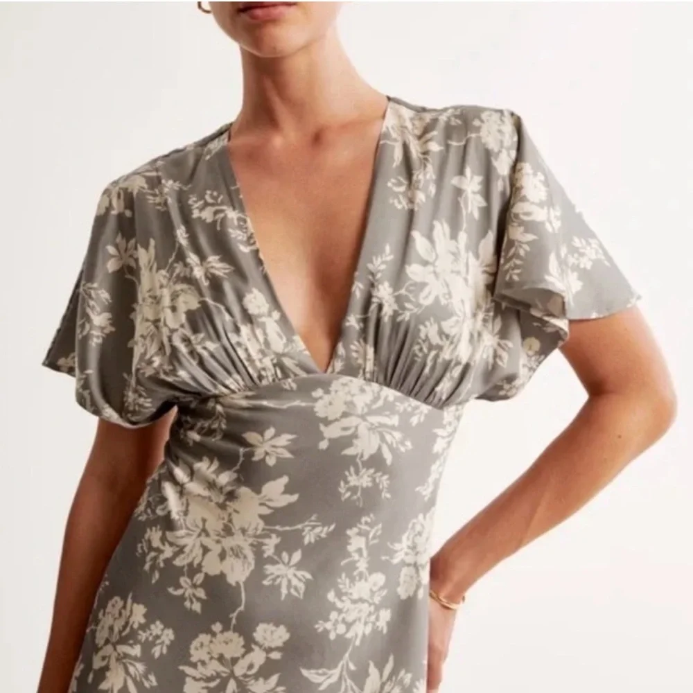 🆕 NWT Abercrombie & Fitch Flutter Sleeve Satin Maxi Dress • Grey Pattern• XS